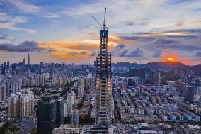 旭東圍擋廠家祝賀，深圳又一高樓388米 順利封頂 ！