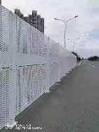 沖孔圍擋的設(shè)計有哪些特點？【旭東圍擋】
