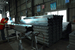 鋼圍擋生產(chǎn)流程大揭秘：10余道工序，鑄就工地安全防線