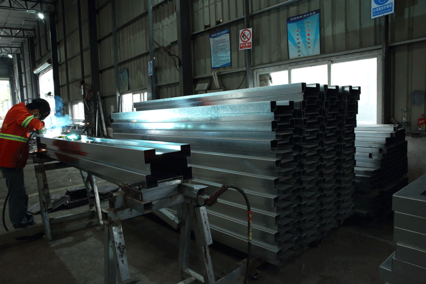 鋼圍擋生產(chǎn)流程大揭秘：10余道工序，鑄就工地安全防線